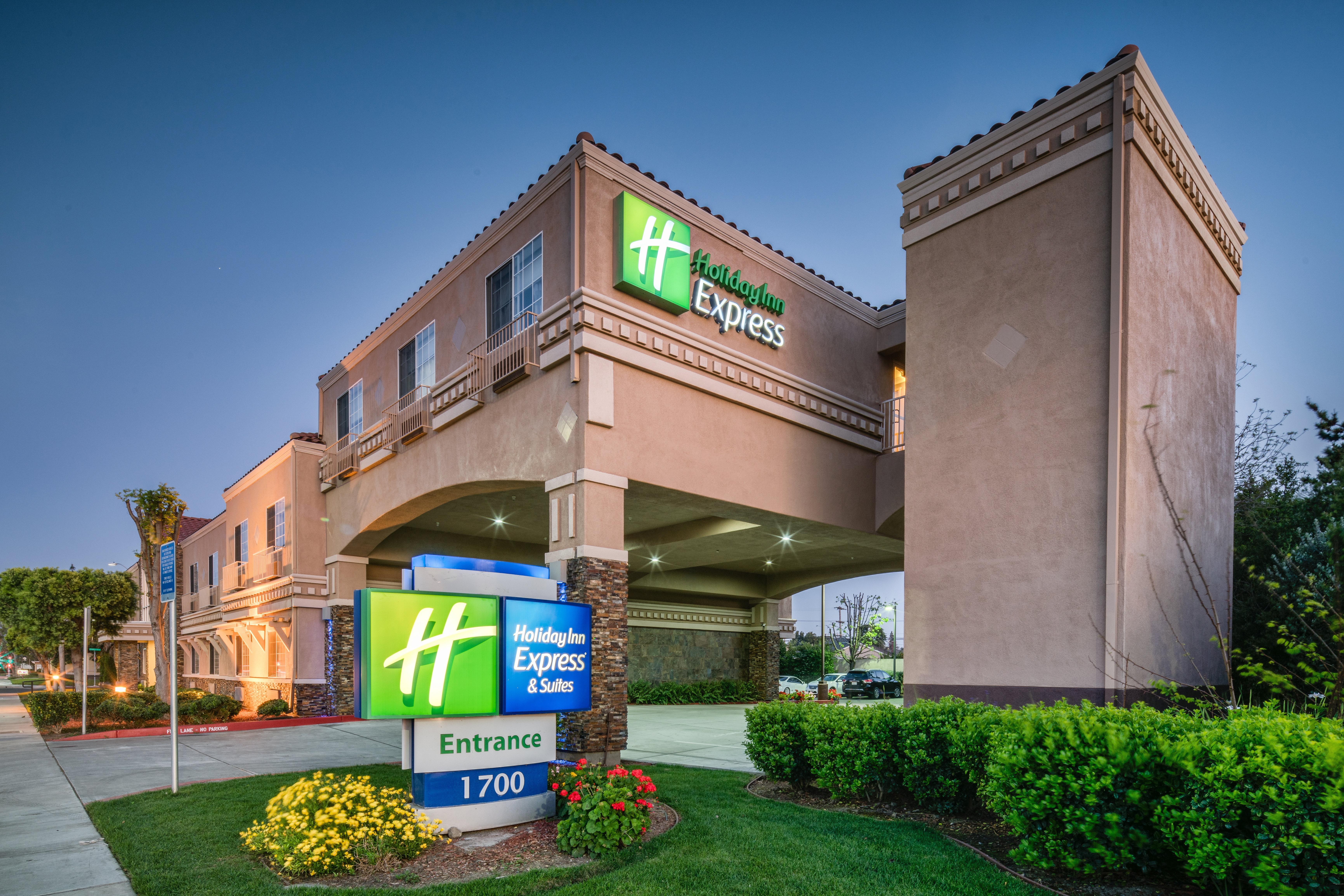 Holiday Inn Express & Suites Santa Clara By Ihg Exterior photo